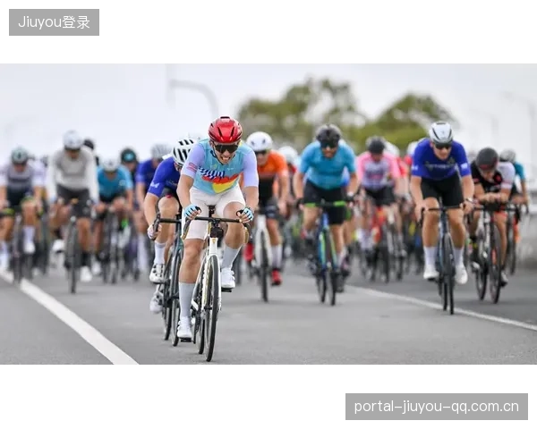 自行车公路赛终点前五人拼命冲刺，照片刷屏